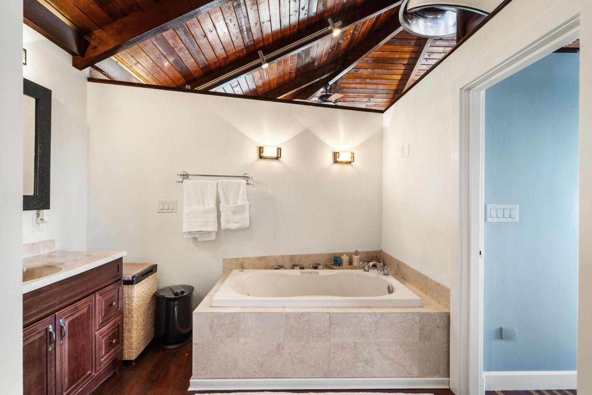 Hot Tub, Electric Bikes, Solo Stove, Projector, Smores Marblehead Exterior foto
